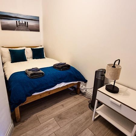 Newly Refurbished Flat In Central Cheltenham With Parking Bagian luar foto