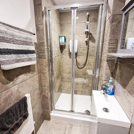 Newly Refurbished Flat In Central Cheltenham With Parking Bagian luar foto