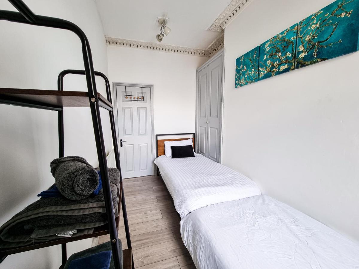 Newly Refurbished Flat In Central Cheltenham With Parking Bagian luar foto