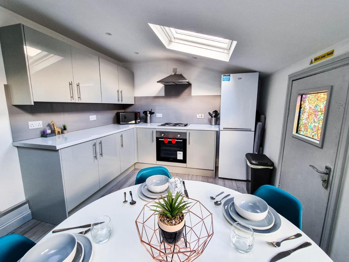 Newly Refurbished Flat In Central Cheltenham With Parking Bagian luar foto