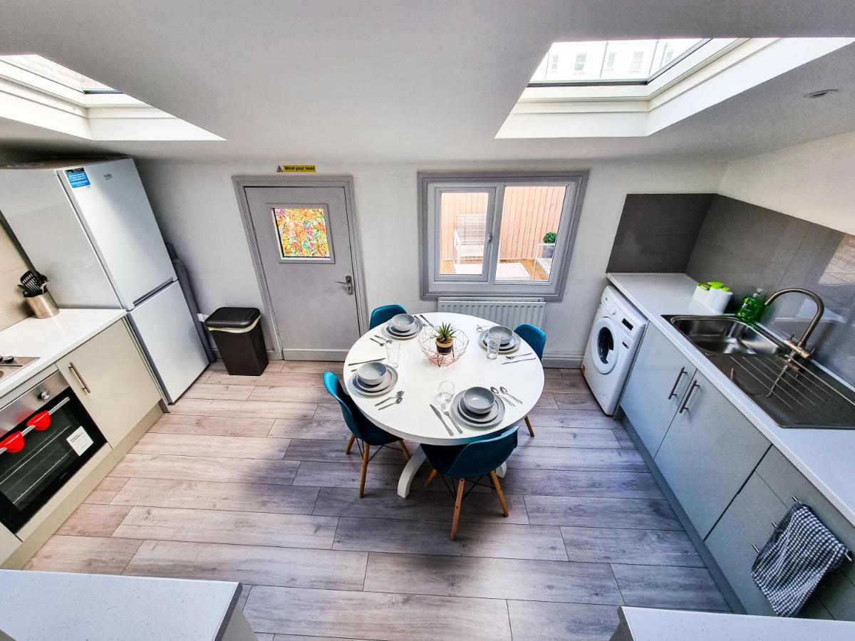 Newly Refurbished Flat In Central Cheltenham With Parking Bagian luar foto