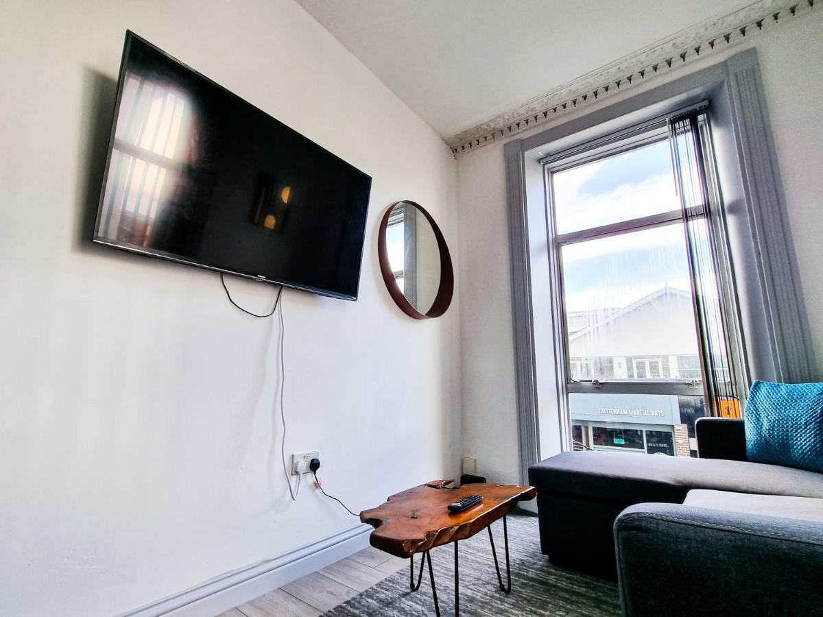 Newly Refurbished Flat In Central Cheltenham With Parking Bagian luar foto