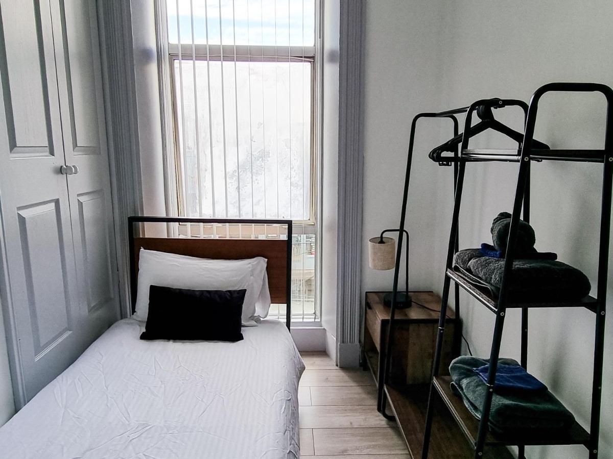 Newly Refurbished Flat In Central Cheltenham With Parking Bagian luar foto