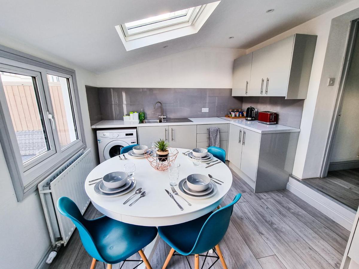 Newly Refurbished Flat In Central Cheltenham With Parking Bagian luar foto